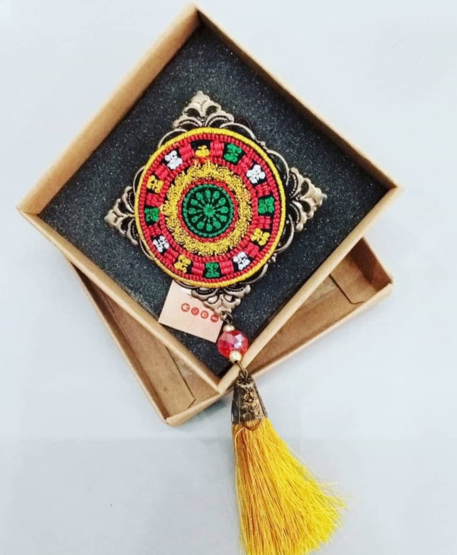 kalung, gelang, bros, cincin, gantungan kunci