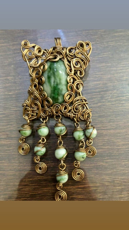 kalung, gelang, bros, cincin, gantungan kunci