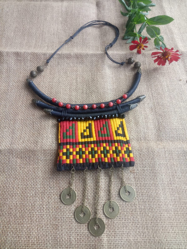 kalung, gelang, bros, cincin, gantungan kunci